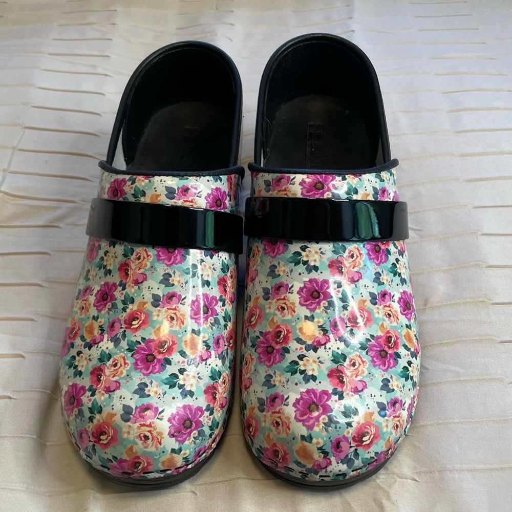 Bjork Swedish Comfort Bright Flower Print Clogs- size 39/40